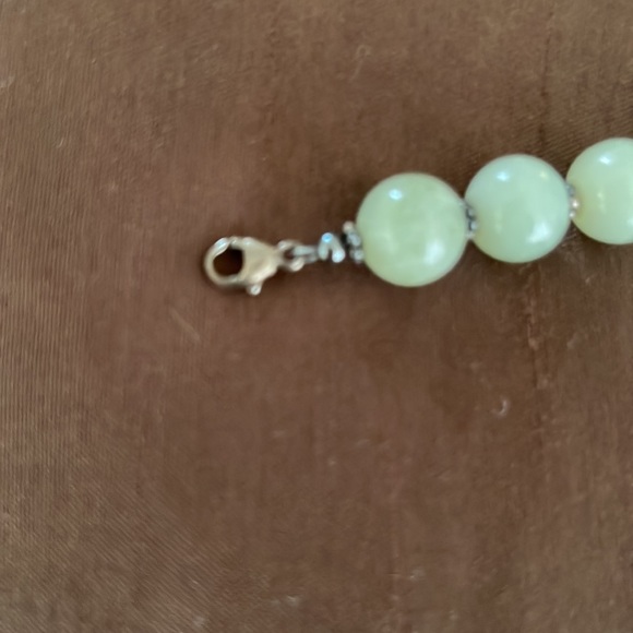 Vintage stone bracelet. Light green. Looks like jade but not certain. - Picture 5 of 12